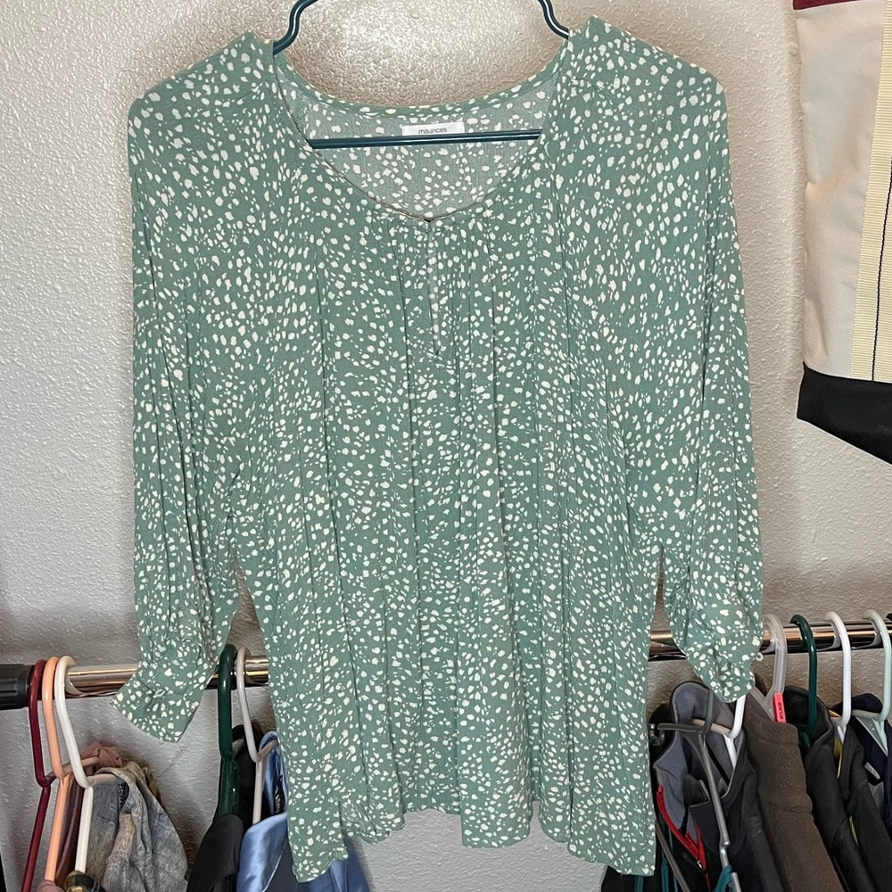 Sage green and white spotted quarter length sleeve top